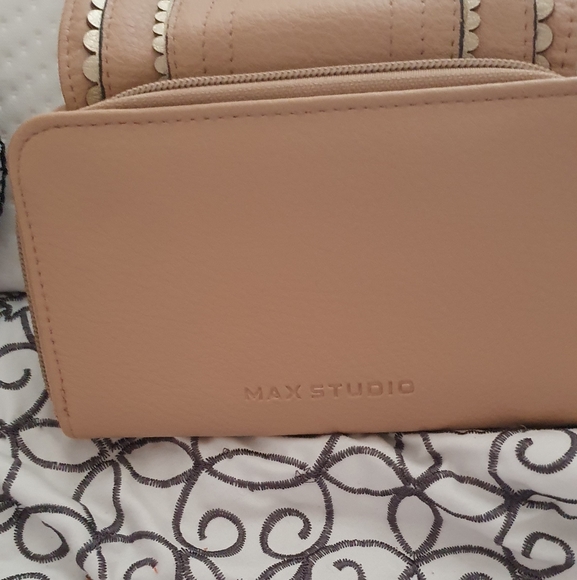 Max Studio Wallet. - Picture 2 of 4